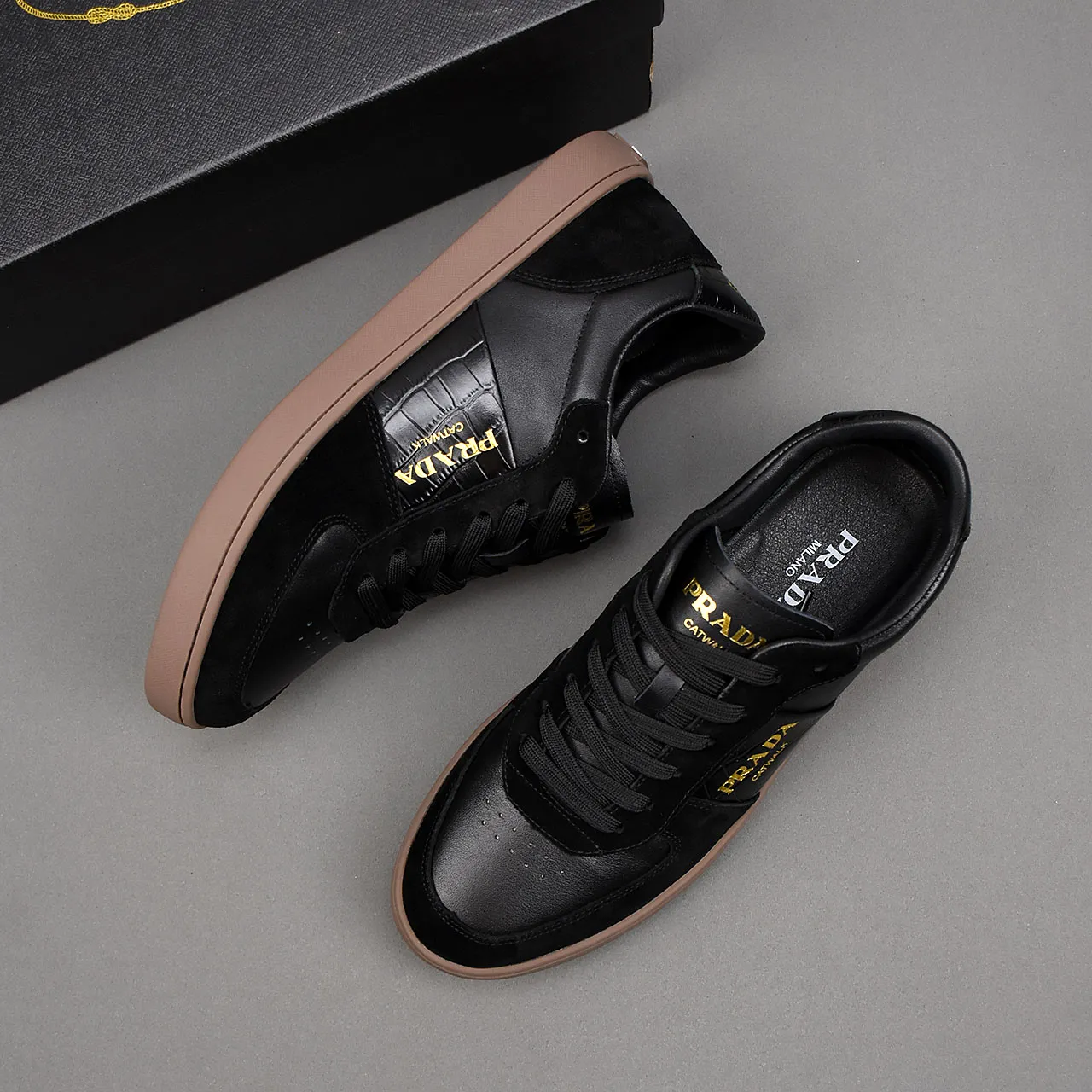 PP420❣️❣️❣️Prada set off the audience! Prada, an international brand that is constantly innovating, this men's casual shoe, the original version, made of cowhide leather at a ratio of one to one at the store, with leather feet and rubber non-slip outsole, breathable and comfortable, quality speaks for itself👄38-44
